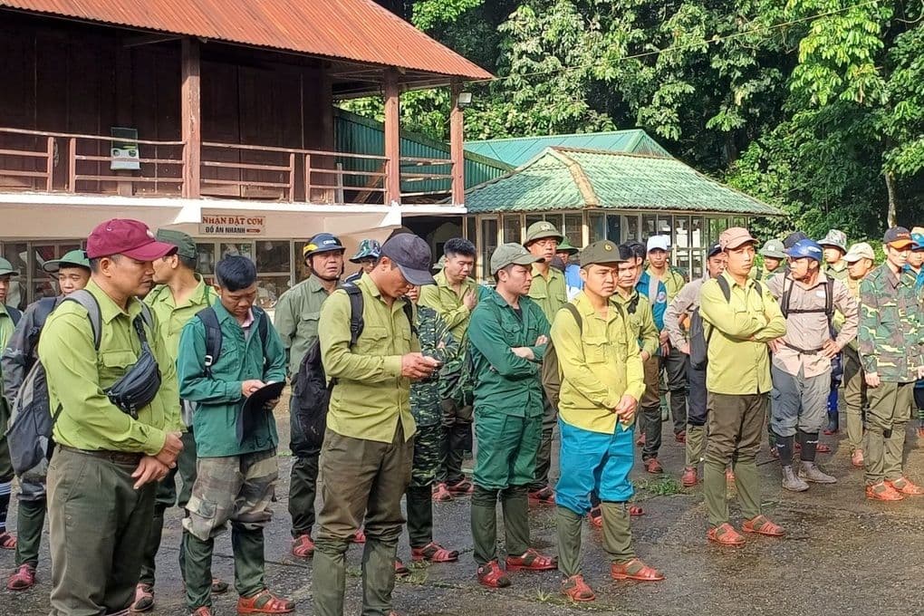 Lực lượng tìm kiếm cứu nạn gồm công an, kiểm lâm và quân sự tập trung tại Vườn quốc gia Cúc Phương để chuẩn bị cho công tác tìm kiếm du khách mất tích.