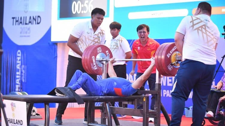 Lực sĩ Việt Nam thi đấu cử tạ tại ASEAN Para Games, thể hiện ý chí và sức mạnh vượt khó.