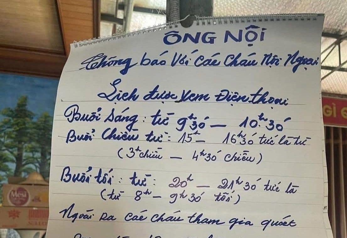 Lịch trình nghỉ ngơi và hoạt động của trẻ em được ghi rõ trên giấy, thể hiện sự sắp xếp thời gian trong kỳ nghỉ.