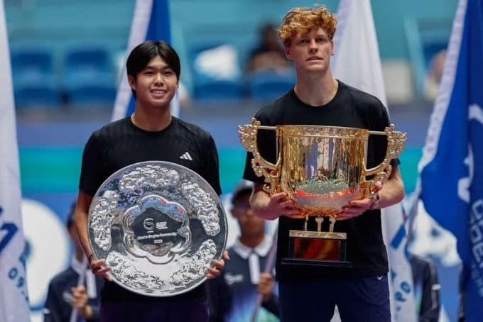 Learner Tien và Jannik Sinner trên bục nhận giải China Open, thể hiện thành tích á quân của Tien.