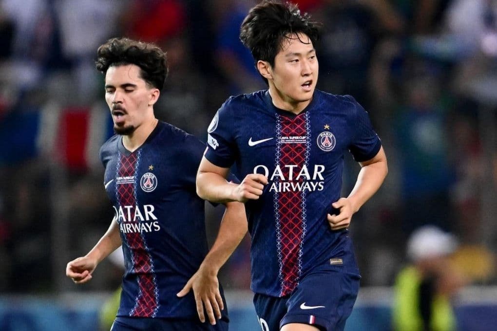 Lee Kang-in trong màu áo PSG trên sân cỏ, thể hiện màn trình diễn ấn tượng