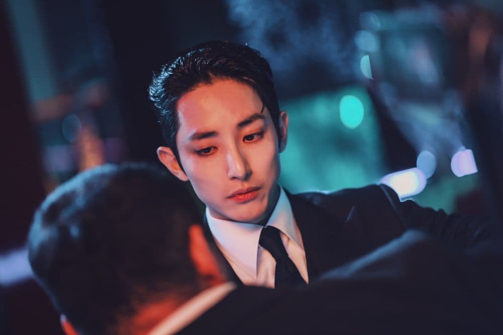 Lee Soo Hyuk trong vai Han Ji Wook với vẻ mặt trầm tư, phù hợp với không khí bí ẩn của phim Sợi Chỉ Tử Thần.