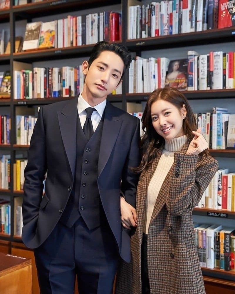 Lee Soo Hyuk và bạn diễn nữ, thể hiện mối quan hệ trong phim Sợi Chỉ Tử Thần.