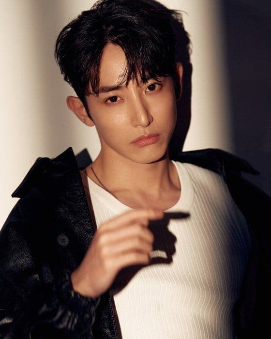 Lee Soo Hyuk với ánh nhìn nghiêm nghị, tạo không khí bí ẩn và ám ảnh cho phim S Line.