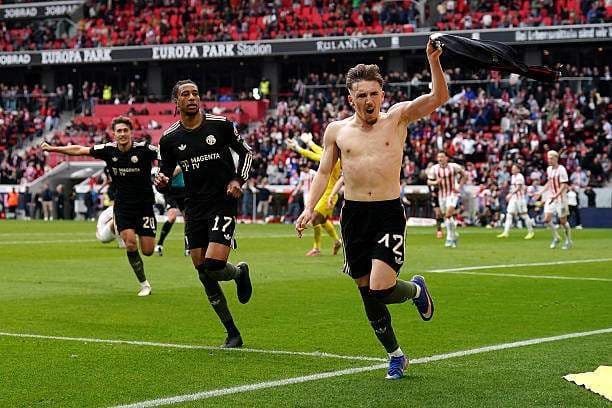 Lennart Karl cởi áo ăn mừng bàn thắng quyết định giúp Bayern lội ngược dòng 3-2 trước Freiburg