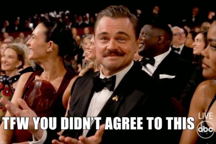 Leonardo DiCaprio với biểu cảm hài hước tại lễ trao giải Oscar, thể hiện sự thất vọng hoặc không đồng tình với kết quả.