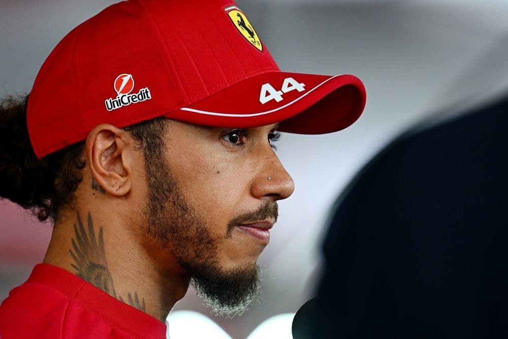 Lewis Hamilton của Ferrari với vẻ mặt thất vọng sau màn trình diễn không như ý tại Hungary GP 2025.