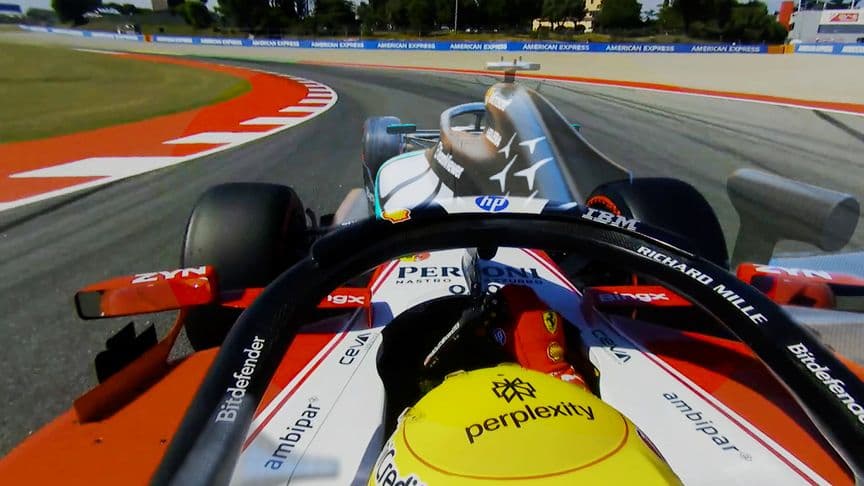 Lewis Hamilton lái xe F1 trên đường đua Barcelona, thể hiện sự tái sinh tốc độ và cạnh tranh.