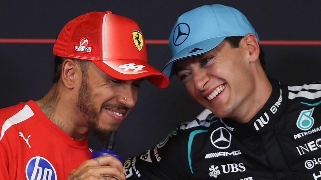 Lewis Hamilton và George Russell cười đùa sau vòng phân hạng, thể hiện sự bình tâm sau áp lực.