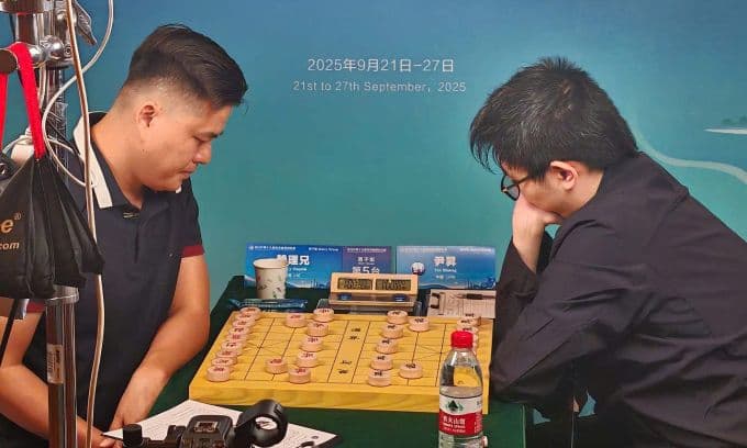 Lại Lý Huynh (trái) thi đấu với Doãn Thăng trong trận chung kết cờ tướng thế giới 2025 tại Thượng Hải.