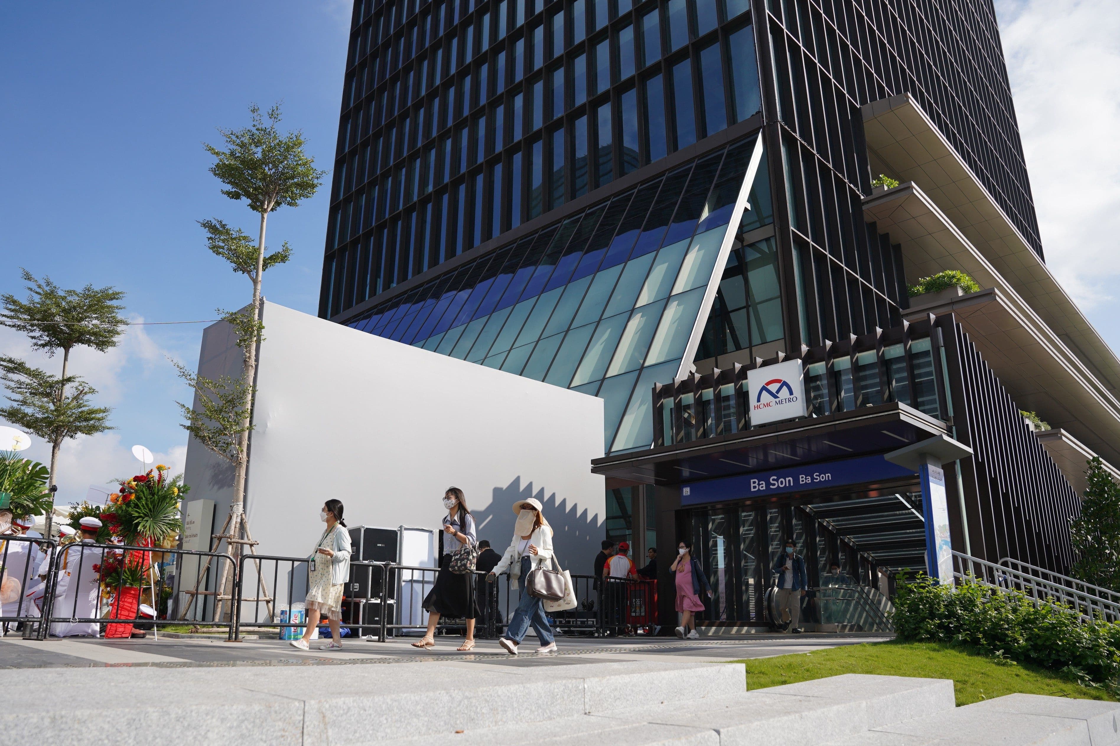 Lối vào ga Metro Ba Son kết nối trực tiếp với tòa nhà Saigon Marina IFC, minh họa mô hình TOD