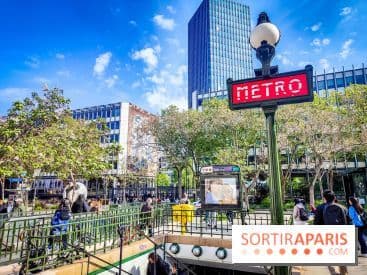 Lối vào ga tàu điện ngầm ở Paris, nơi người dân thường xuyên kiểm tra dự báo thời tiết trước khi bắt đầu một ngày làm việc hoặc hoạt động ngoài trời.