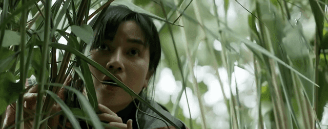 Linh (Anh Đào) âm thầm theo dõi Phong (Trọng Trí) trong khu vực nguy hiểm, thể hiện lòng dũng cảm và sự mạo hiểm.