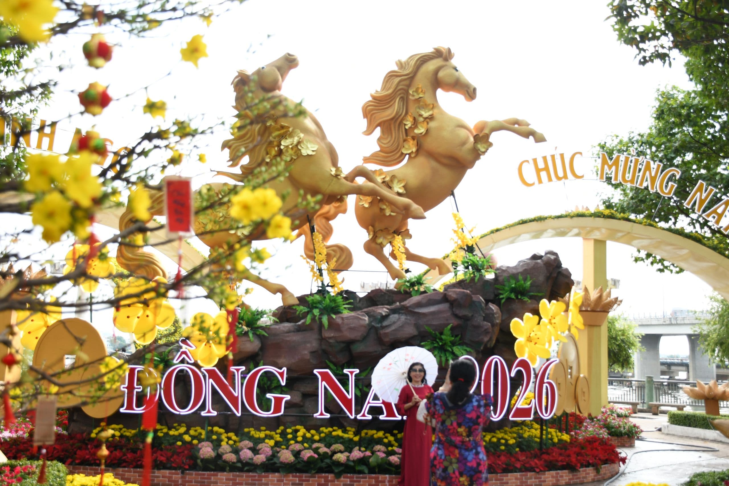 Linh vật ngựa 'Mã Đáo Thành Công' tại đường hoa Xuân Đồng Nai, biểu tượng cho sự phát đạt.