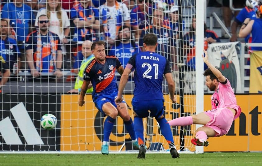 Lionel Messi bị các cầu thủ Cincinnati phong tỏa chặt chẽ, không thể tạo đột biến.