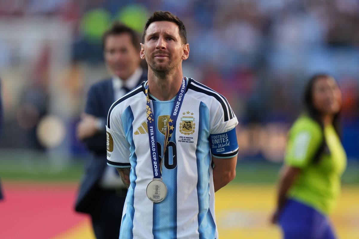 Lionel Messi bật khóc với huy chương bạc sau khi Argentina thua Tây Ban Nha ở chung kết World Cup 2026.