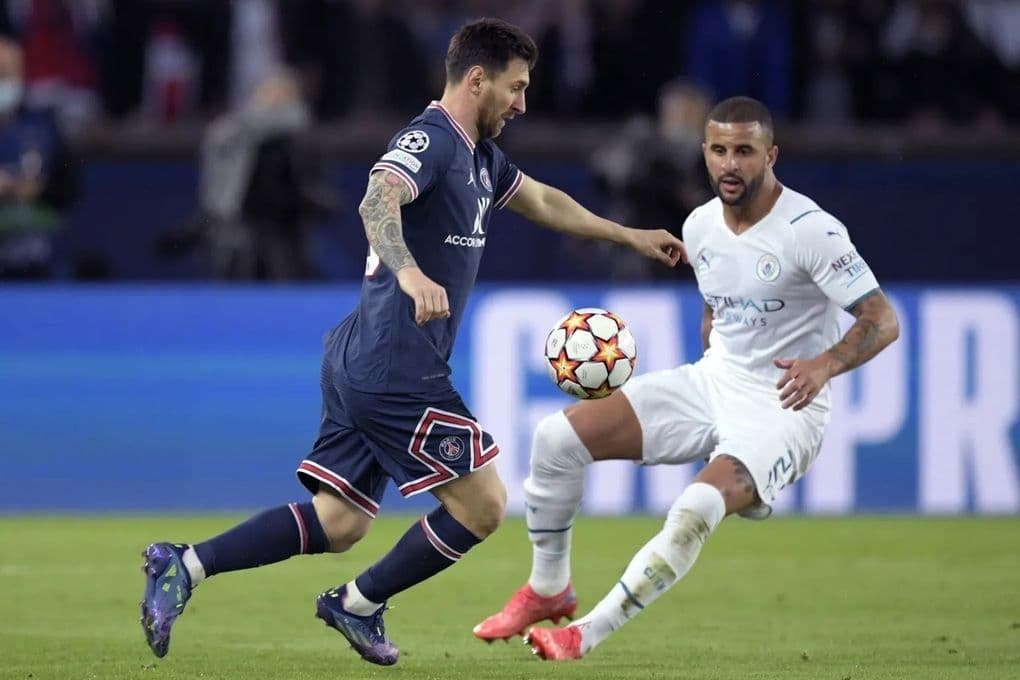 Lionel Messi của Argentina đi bóng vượt qua Kyle Walker của Anh, minh họa cho sự đối đầu về phong cách chơi.
