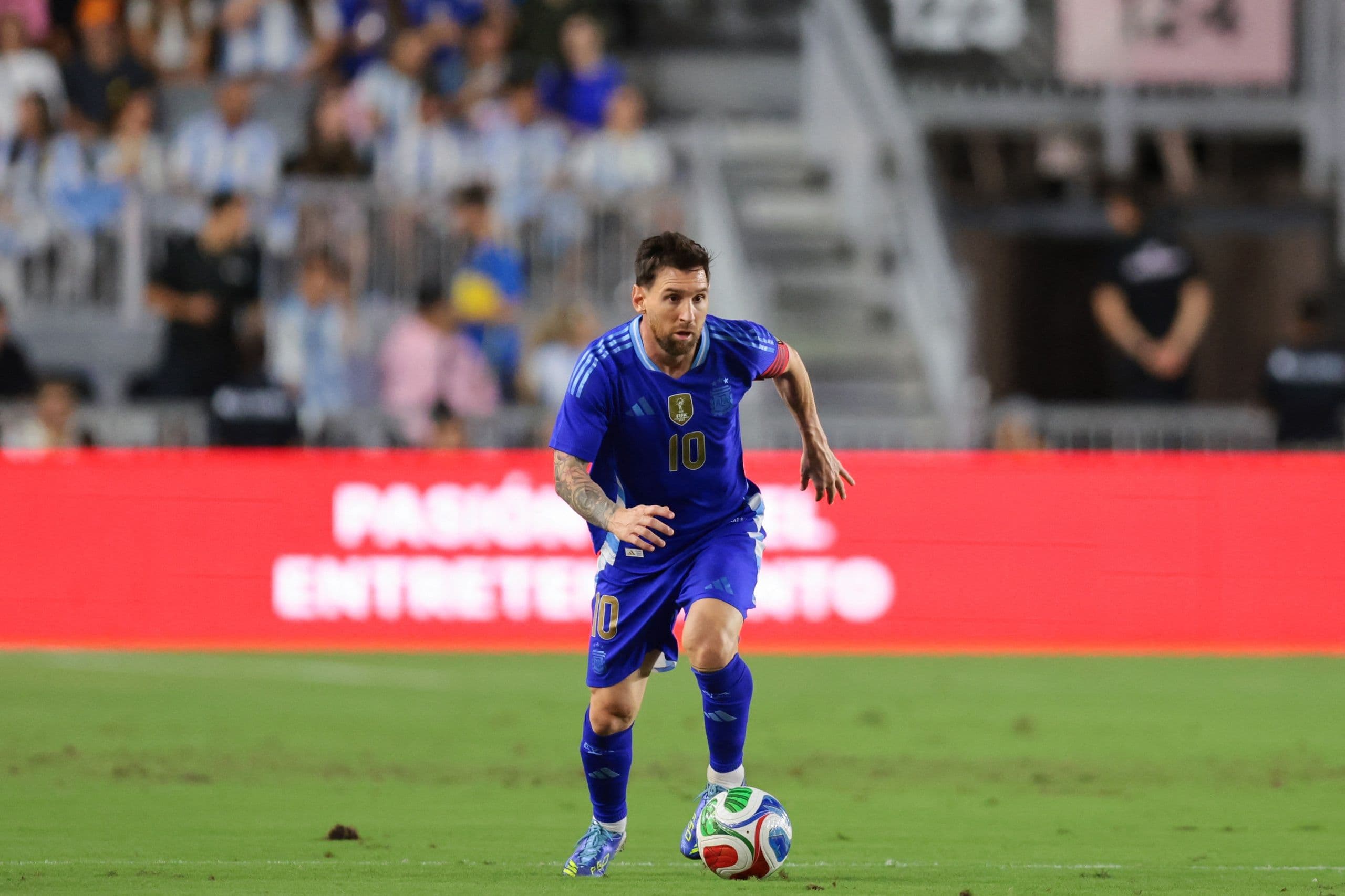 Lionel Messi của Argentina kiểm soát bóng, thể hiện đẳng cấp vượt trội.