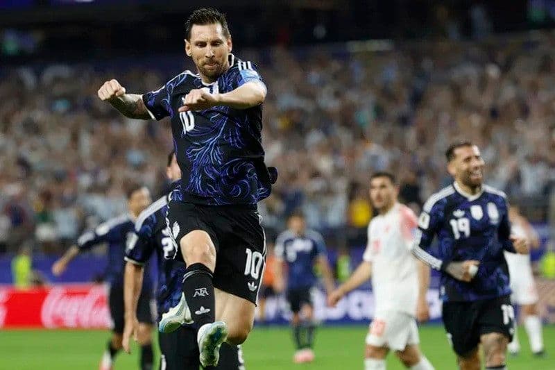 Lionel Messi của Argentina ăn mừng bàn thắng, thể hiện phong độ cao và gánh nặng di sản trên vai ở chặng cuối sự nghiệp.