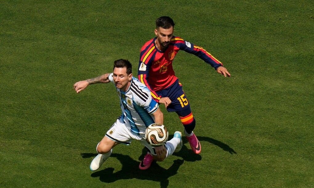 Lionel Messi của Argentina tranh chấp bóng với Alex Baena của Tây Ban Nha tại chung kết World Cup 2026