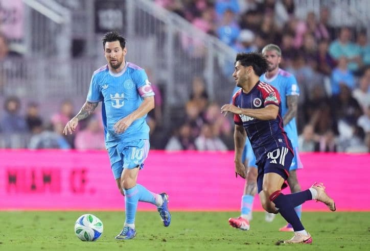 Lionel Messi của Inter Miami dribbling bóng trong trận đấu mà Chicago Fire đã giành chiến thắng 5-3.