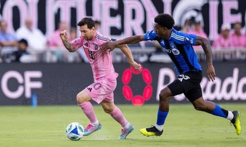 Lionel Messi của Inter Miami đối đầu cầu thủ Montreal trong trận đấu MLS.