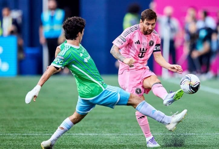 Lionel Messi của Inter Miami đối đầu cầu thủ Seattle Sounders trong trận đấu quyết định vận mệnh đội bóng.