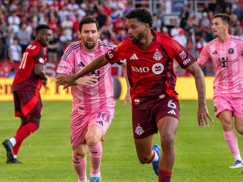 Lionel Messi của Inter Miami đối đầu cầu thủ Toronto FC trong trận đấu quan trọng