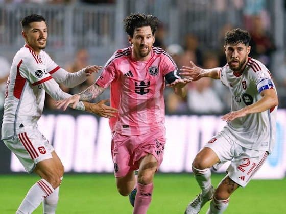 Lionel Messi của Inter Miami đối đầu với các cầu thủ Toronto FC, biểu tượng cho cuộc chạm trán sắp tới.