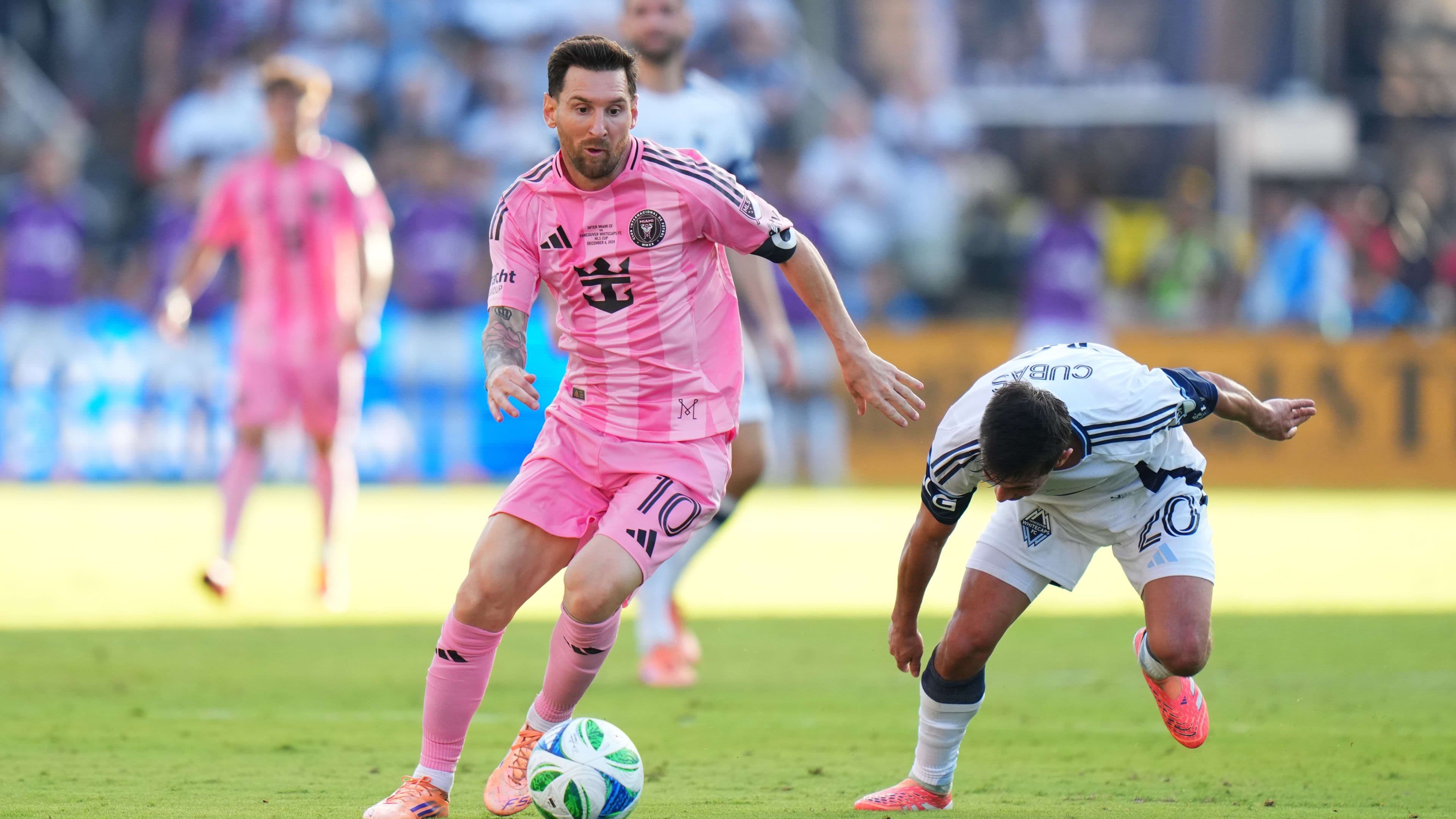 Lionel Messi của Inter Miami rê bóng trong trận đấu, một cầu thủ đối phương ngã trên sân.