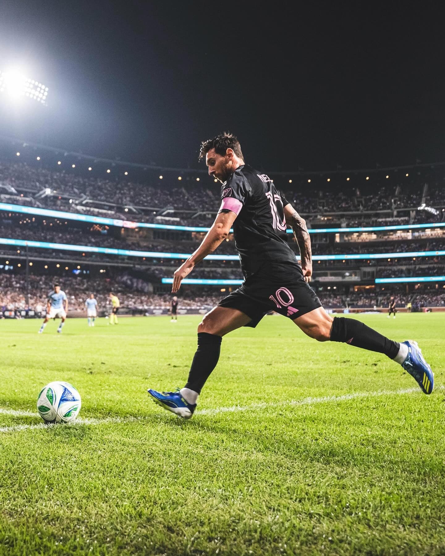 Lionel Messi của Inter Miami thực hiện đường chuyền kiến tạo trong trận đấu với New York City FC.
