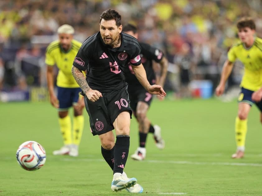 Lionel Messi của Inter Miami trên sân cỏ trong trận đấu MLS