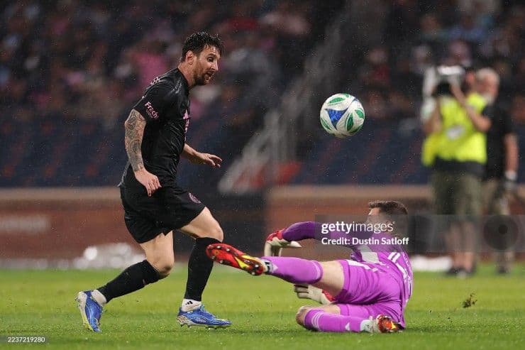 Lionel Messi của Inter Miami vượt qua thủ môn New York City FC để ghi bàn trong chiến thắng 4-0.