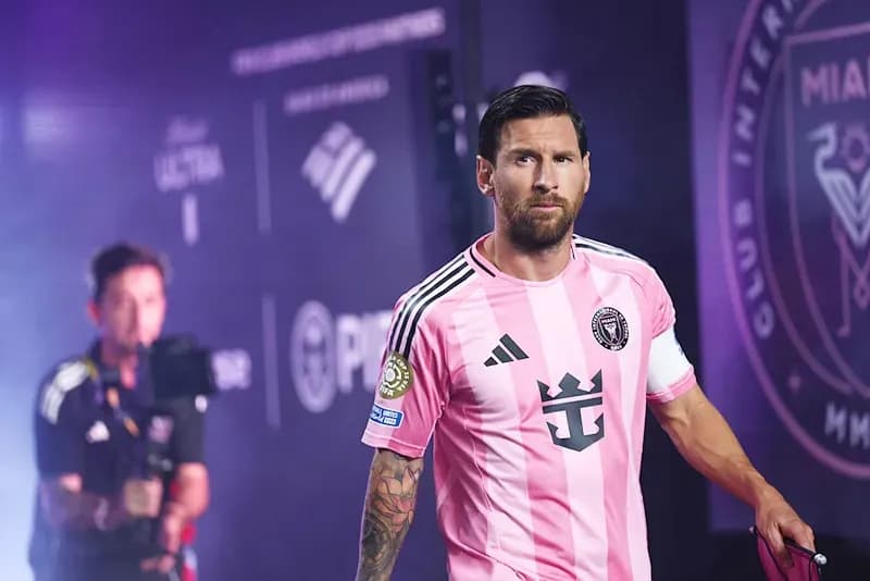 Lionel Messi chuẩn bị ra sân trong màu áo Inter Miami.