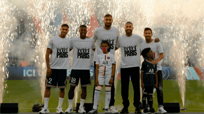 Lionel Messi cùng các đồng đội cũ Hakimi và Donnarumma trong lễ ra mắt PSG.