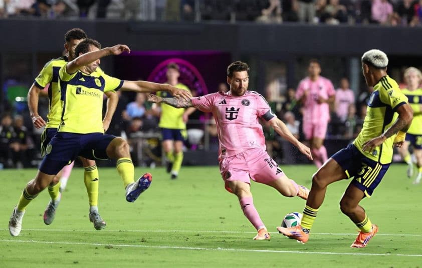 Lionel Messi dẫn bóng giữa các cầu thủ Nashville SC, minh họa lối chơi tấn công và kiểm soát của Inter Miami.