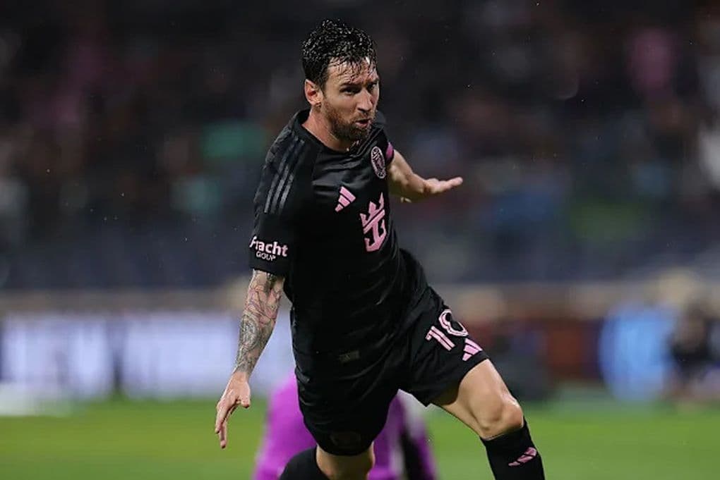 Lionel Messi dẫn bóng trên sân, thể hiện phong độ đỉnh cao và sự thay đổi của MLS.