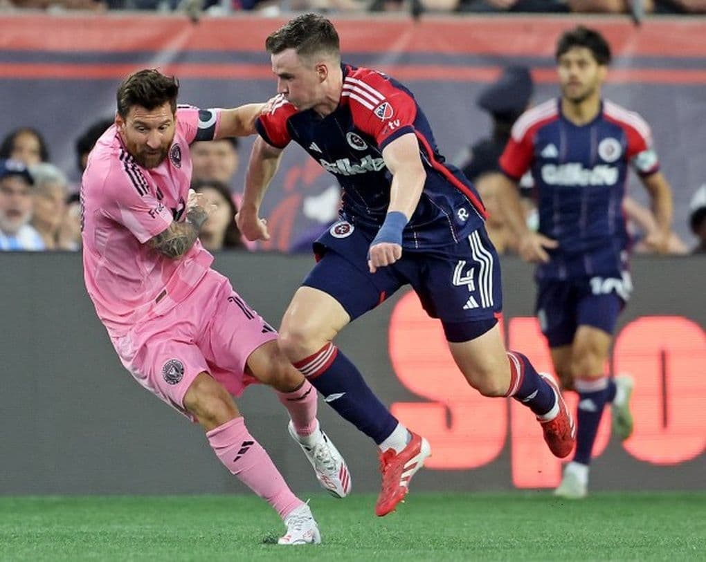 Lionel Messi dẫn bóng trong trận đấu của Inter Miami.