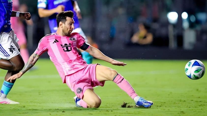 Lionel Messi dứt điểm bằng chân trái, ghi bàn cho Inter Miami trong trận đấu với Seattle Sounders.