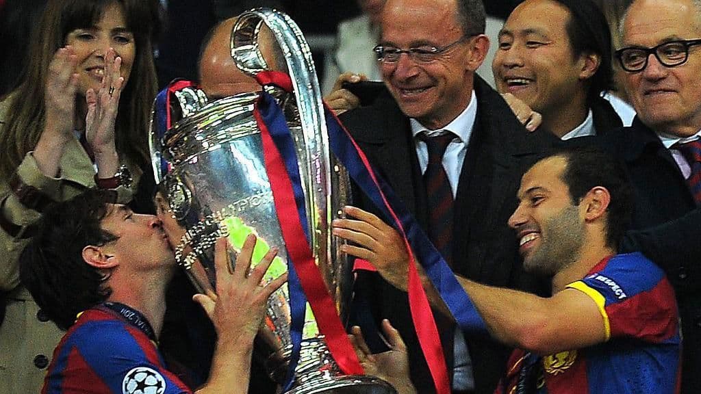 Lionel Messi hôn cúp Champions League, biểu tượng cho sự nghiệp lẫy lừng và niềm đam mê bóng đá.