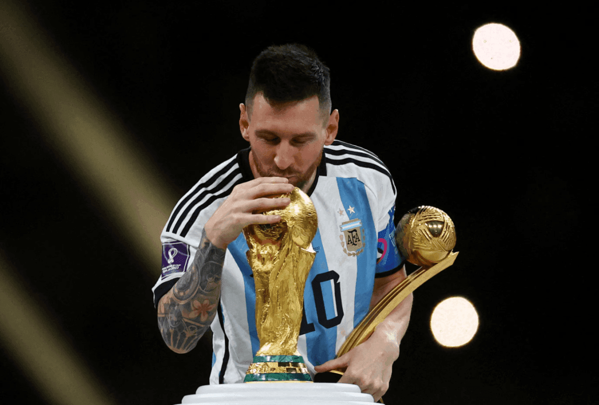 Lionel Messi hôn cúp vàng World Cup, biểu tượng cho tầm ảnh hưởng toàn cầu của anh