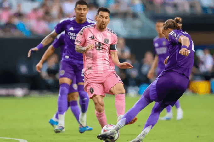 Lionel Messi đi bóng dưới áp lực từ cầu thủ Orlando City, minh họa cho trận đấu mà Inter Miami gặp vấn đề phòng ngự.