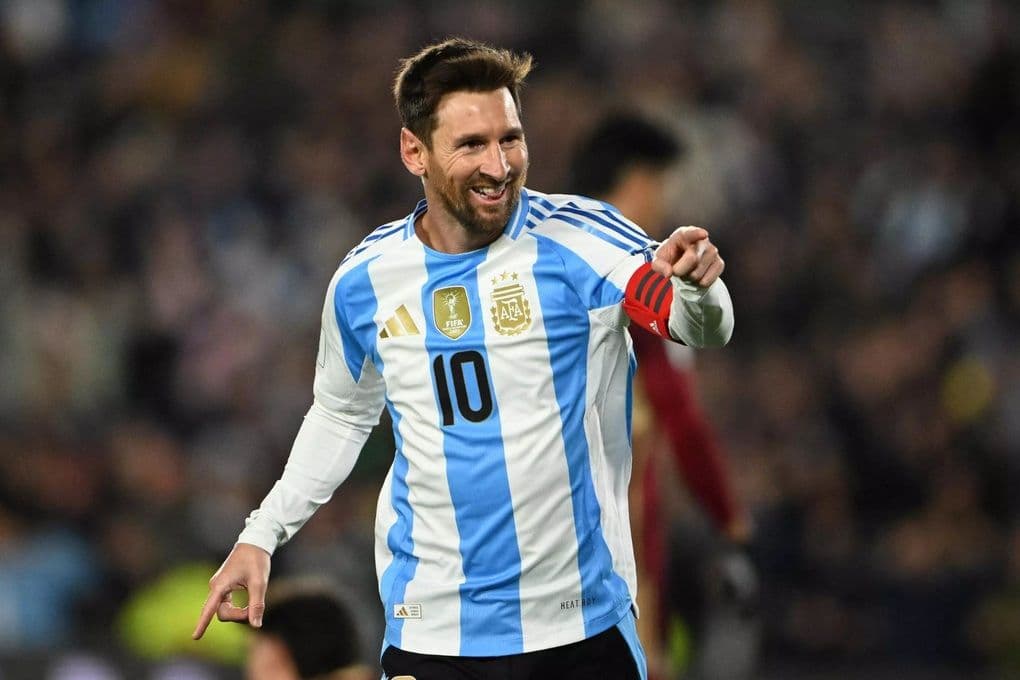 Lionel Messi, đội trưởng Argentina, ăn mừng trên sân trong trận giao hữu tại Mỹ.