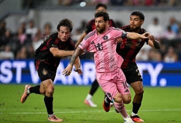 Lionel Messi đối đầu cầu thủ Atlanta United trong trận đấu, minh họa cho sự mong manh của Inter Miami.