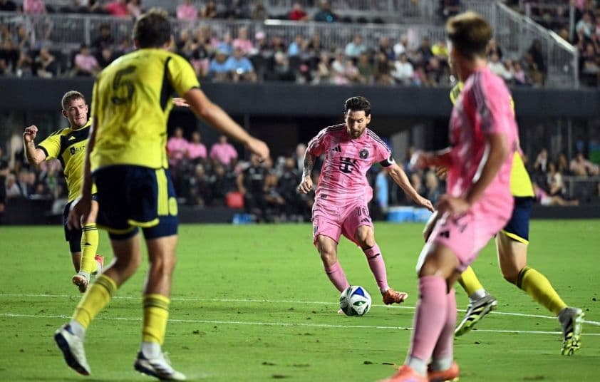 Lionel Messi đối đầu hàng phòng ngự Nashville SC, thể hiện sự khó khăn của đội khách trước sức ép của Inter Miami.