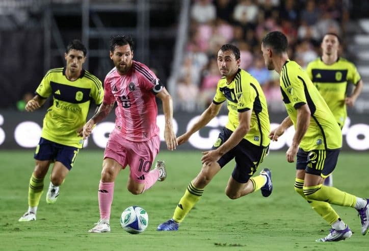 Lionel Messi (Inter Miami) dẫn bóng trước hàng phòng ngự Nashville.