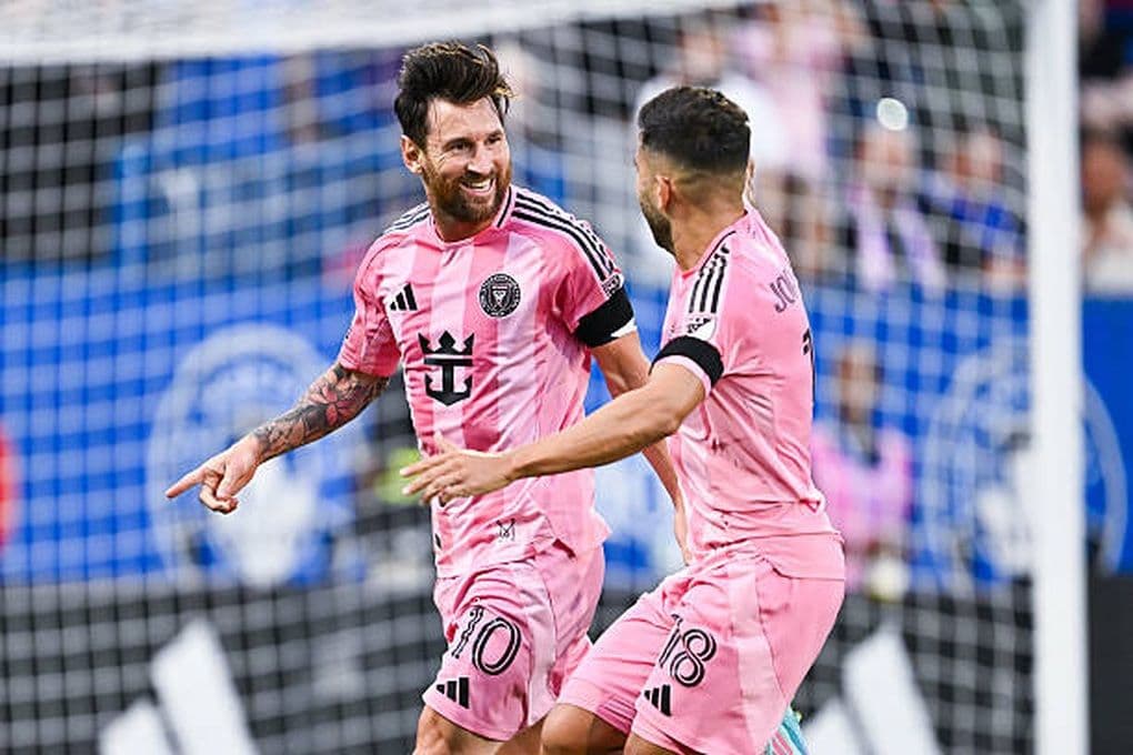 Lionel Messi ăn mừng bàn thắng cùng đồng đội Inter Miami.