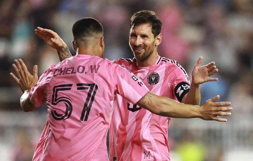 Lionel Messi ăn mừng bàn thắng cùng đồng đội Inter Miami