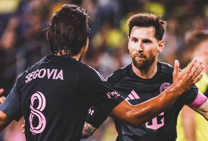 Lionel Messi ăn mừng bàn thắng, góp phần vào chiến thắng 5-2 của Inter Miami trước Nashville, khẳng định ưu thế lịch sử.