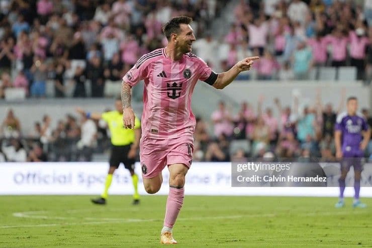Lionel Messi ăn mừng bàn thắng, góp phần vào khởi đầu như mơ của Inter Miami trước Orlando City.